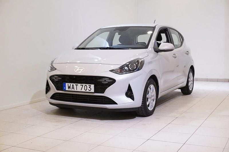 Grå Begagnad 2023 Hyundai i10 Advanced Halvkombi | 169 900 kr (Marknadspris) - Bild 1/4