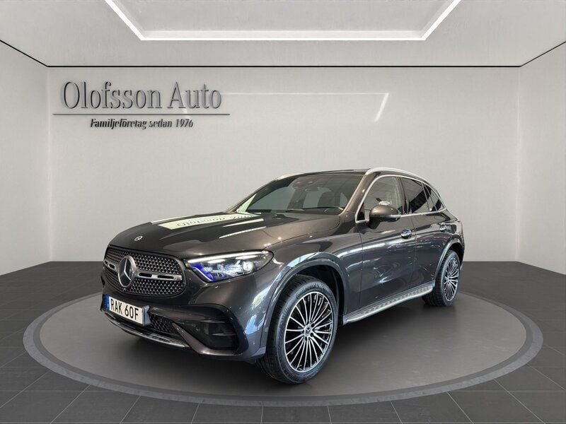 Grå Begagnad 2023 Mercedes GLC400d AMG Line Premium Plus SUV | 679 000 kr (Marknadspris) - Bild 1/4