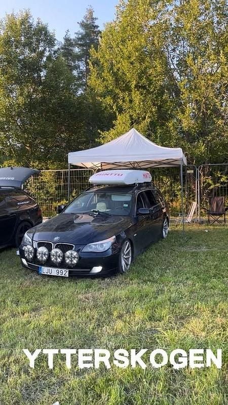 Blå Begagnad 2008 BMW 520 Kombi | 35 000 kr (Marknadspris) - Bild 1/4