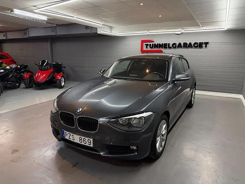 Begagnad BMW 118 Advantage 143 HK (105 kW) 2013 Grå Halvkombi