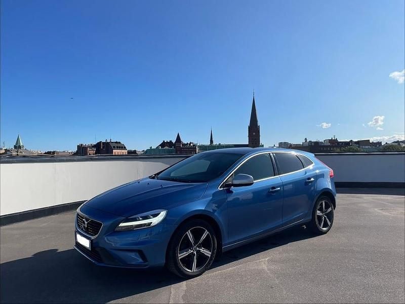 Begagnad Volvo V40 R-Design 120 HK (88 kW) 2017 Bursting blue