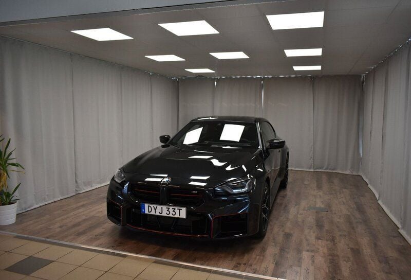 Svart Begagnad 2023 BMW M2 Comfort Edition Sportkupé | 814 900 kr (Marknadspris) - Bild 1/4