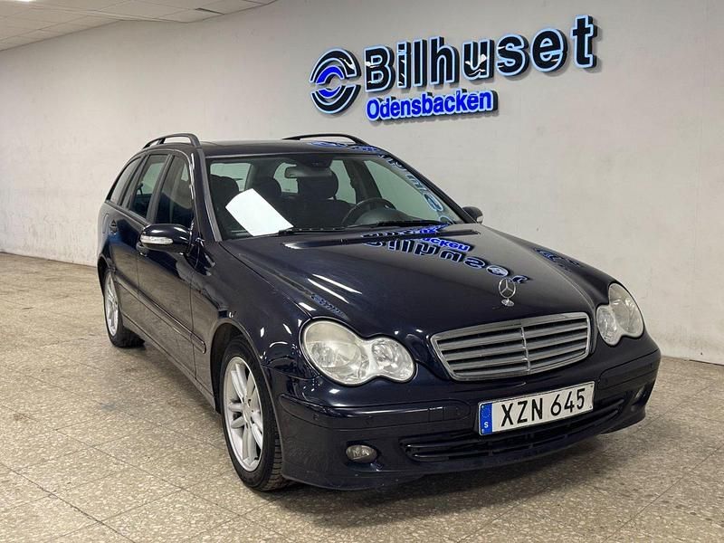 Mörkblå (blå) Begagnad 2006 Mercedes C220 Classic Kombi | 49 900 kr (Lite dyr) - Bild 1/4