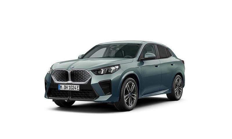 Grön (cape york green metallic) Begagnad 2024 BMW iX2 M Sport SUV | 524 500 kr (Bra pris) - Bild 1/4
