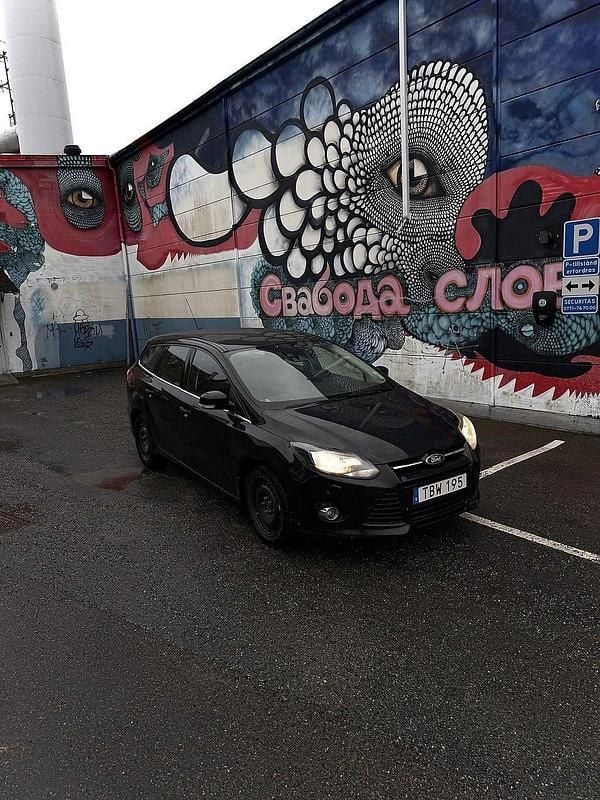 Svart Begagnad 2014 Ford Focus Titanium Kombi | 68 900 kr (Marknadspris) - Bild 1/4