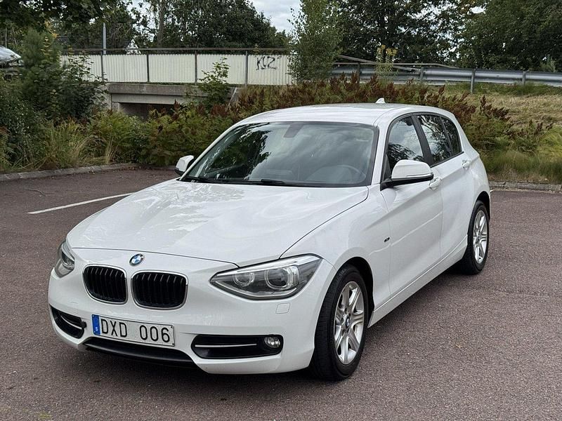 Vit Begagnad 2013 BMW 118 Halvkombi | 108 900 kr (Marknadspris) - Bild 1/4