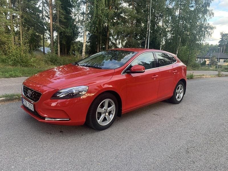 Röd Begagnad 2014 Volvo V40 Momentum Kombi | 149 000 kr (Marknadspris) - Bild 1/4