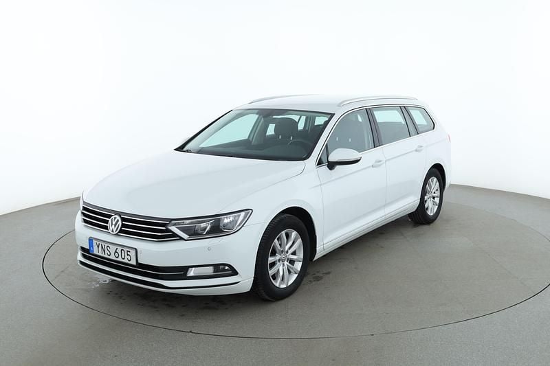 Vit Begagnad 2018 VW Passat | 114 000 kr (Marknadspris) - Bild 1/4
