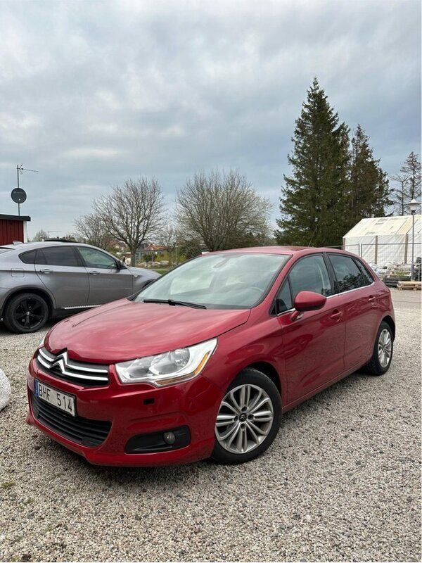 Röd Begagnad 2011 Citroën C4 Halvkombi | 49 900 kr (Marknadspris) - Bild 1/4