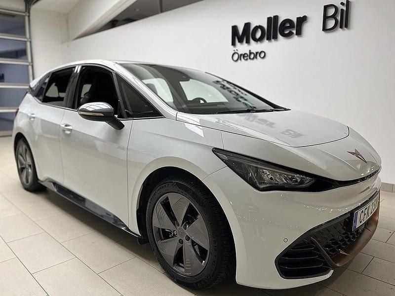 Vit Begagnad 2024 Cupra Born Halvkombi | 265 900 kr (Marknadspris) - Bild 1/4