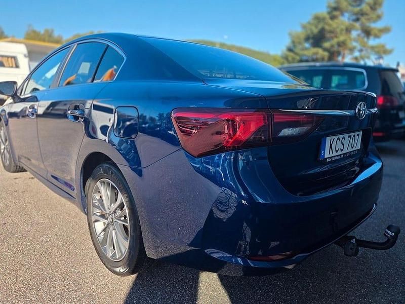 Begagnad Toyota Avensis Active 143 HK (105 kW) 2015 Mörkblå Sedan