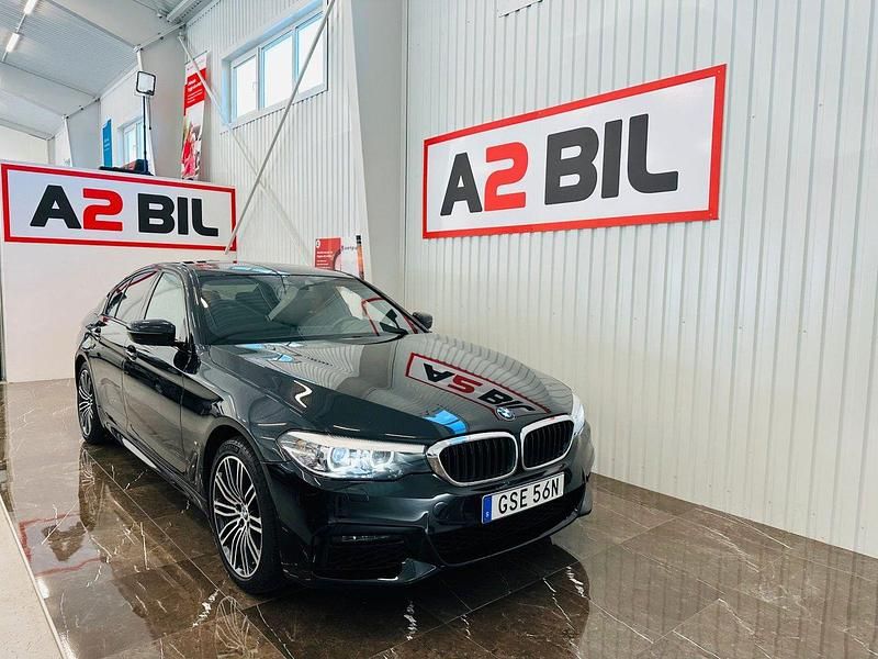 Svart Begagnad 2020 BMW 530e iPerformance Sedan | 314 900 kr (Marknadspris) - Bild 1/4