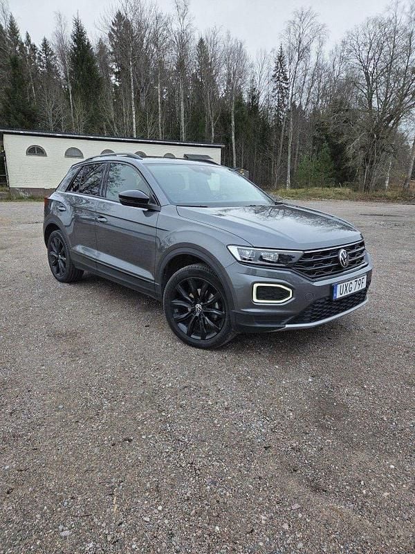 Grå Begagnad 2021 VW T-Roc SUV | 245 000 kr (Marknadspris) - Bild 1/4