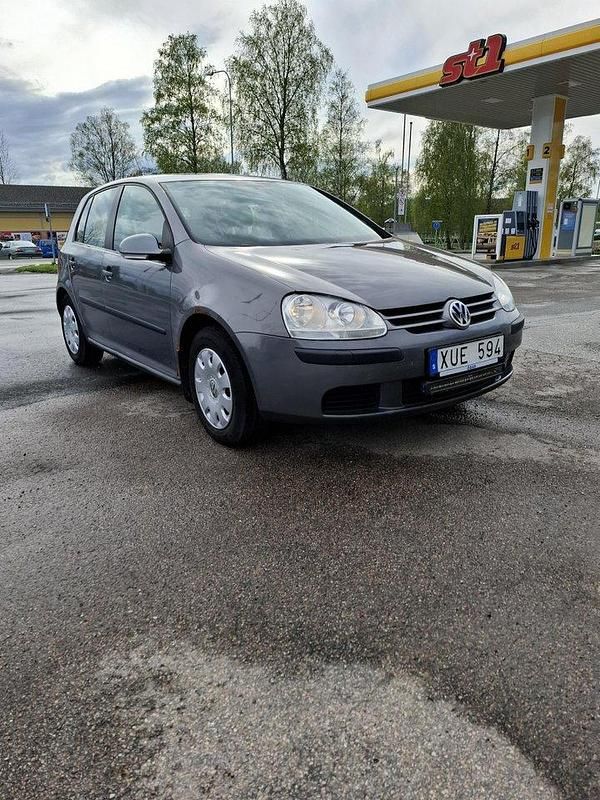 Grå Begagnad 2006 VW Golf V Trendline Halvkombi | 22 000 kr (Marknadspris) - Bild 1/4