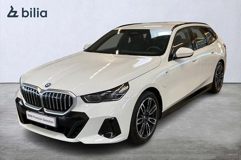 Vit Begagnad 2024 BMW 530e M Sport Kombi | 659 000 kr (Superpris) - Bild 1/4