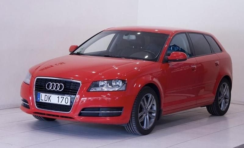 Röd Begagnad 2011 Audi A3 Sportback Attraction Halvkombi | 89 999 kr (Marknadspris) - Bild 1/3