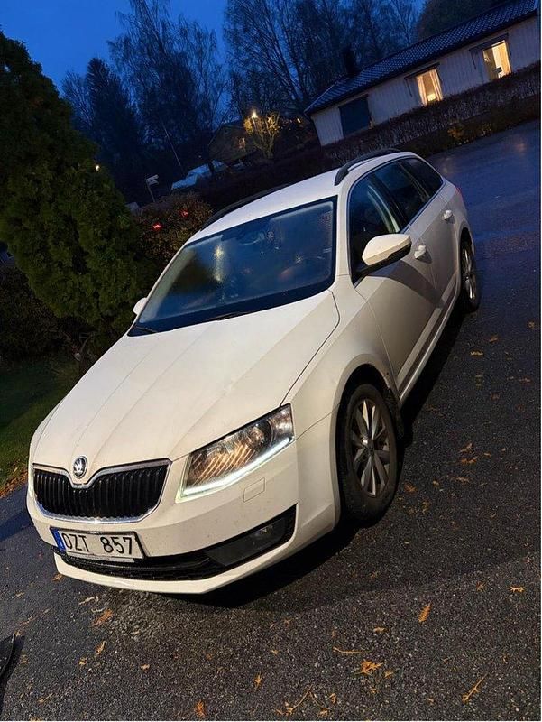 Vit Begagnad 2014 Skoda Octavia Ambition Kombi | 59 900 kr (Marknadspris) - Bild 1/4