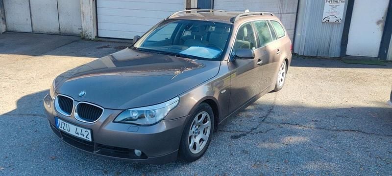 Ljusgrå (grå) Begagnad 2004 BMW 525 Kombi | 16 000 kr (Superpris) - Bild 1/4