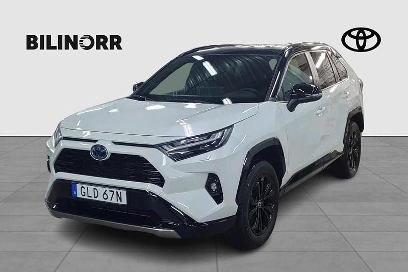 Vit Ny 2025 Toyota RAV4 Hybrid Style SUV | 508 900 kr (Dyr) - Bild 1/4