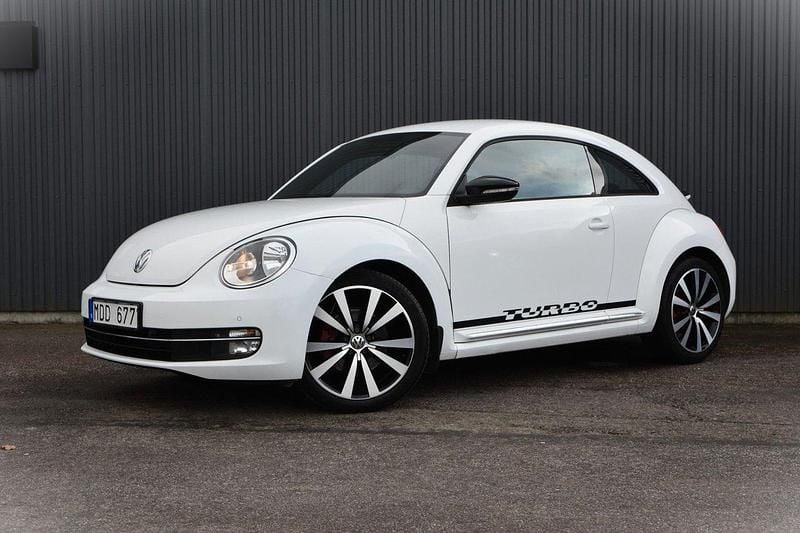 Vit Begagnad 2011 VW Beetle GT Halvkombi | 159 900 kr (Lite dyr) - Bild 1/4