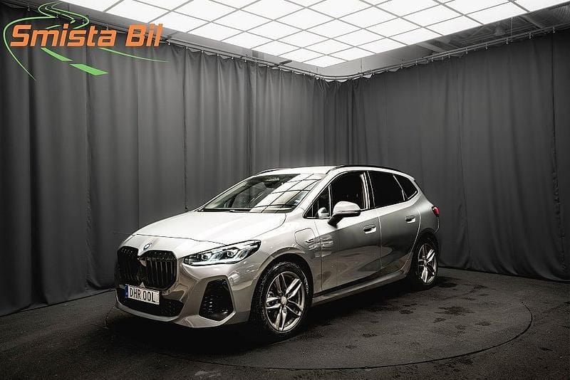 Grå Begagnad 2022 BMW 225 M Sport Minibuss | 299 800 kr (Marknadspris) - Bild 1/3