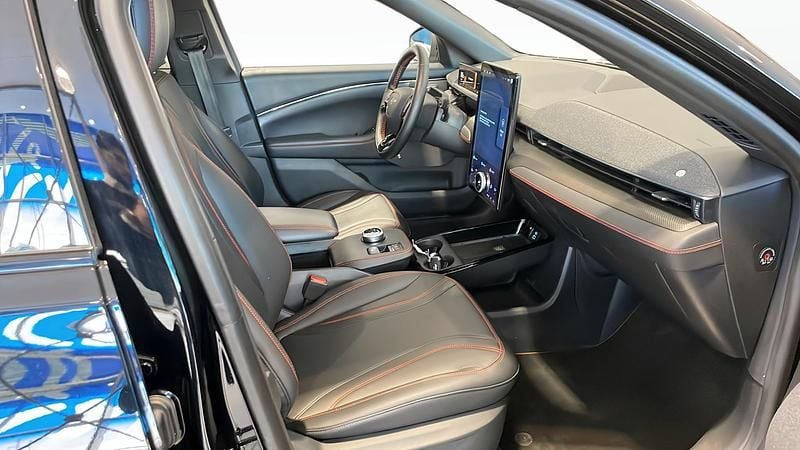 Begagnad Ford Mustang Mach-E Standard Range 197 kW (269 HK) 2021 Svart SUV