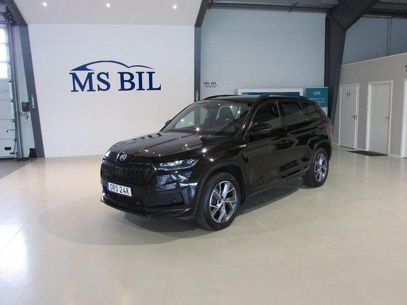 Svart Begagnad 2022 Skoda Kodiaq SportLine SUV | 379 000 kr (Marknadspris) - Bild 1/4