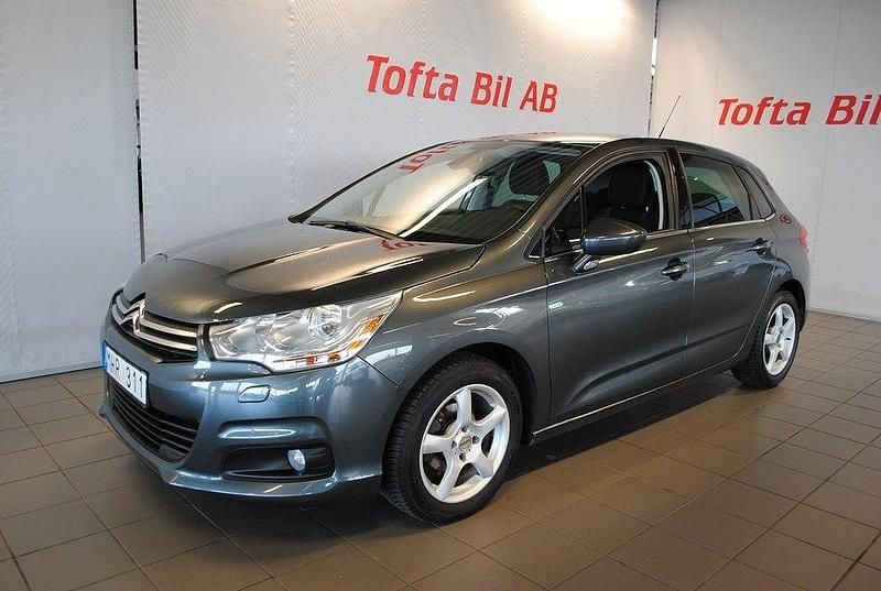 Grå Begagnad 2012 Citroën C4 Halvkombi | 59 000 kr (Marknadspris) - Bild 1/4