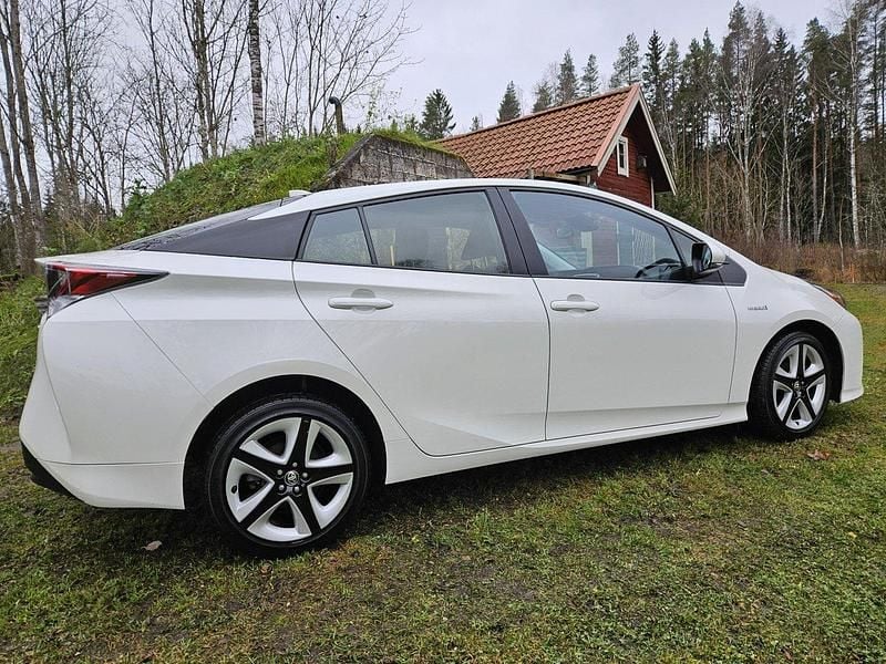 Vit Begagnad 2018 Toyota Prius Halvkombi | 219 000 kr - Bild 1/4