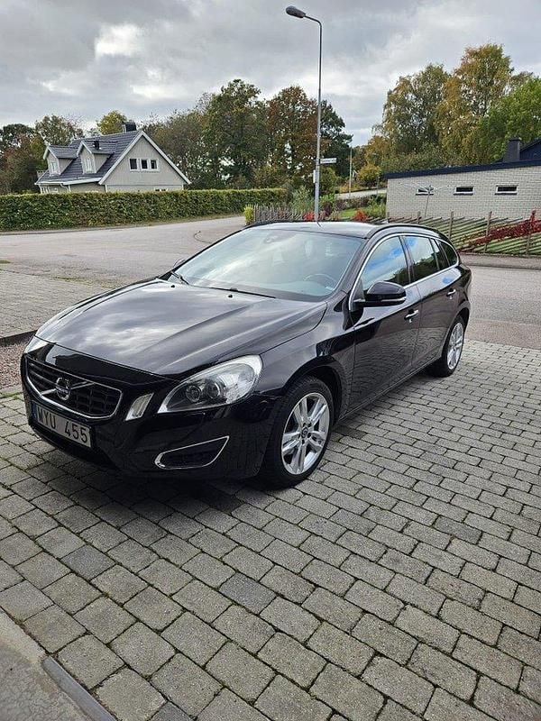 Svart Begagnad 2011 Volvo V60 Momentum Kombi | 82 000 kr (Bra pris) - Bild 1/4