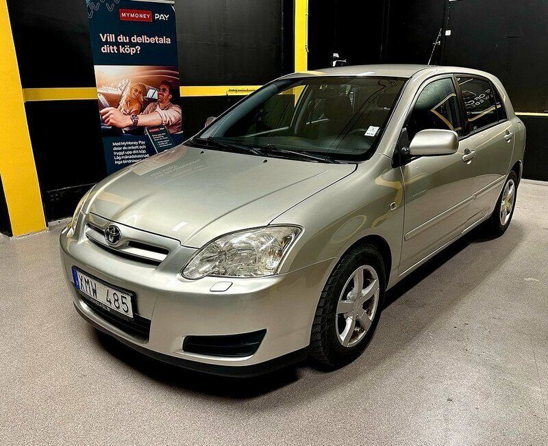 Begagnad Toyota Corolla 110 HK (80 kW) 2005 Silver Halvkombi