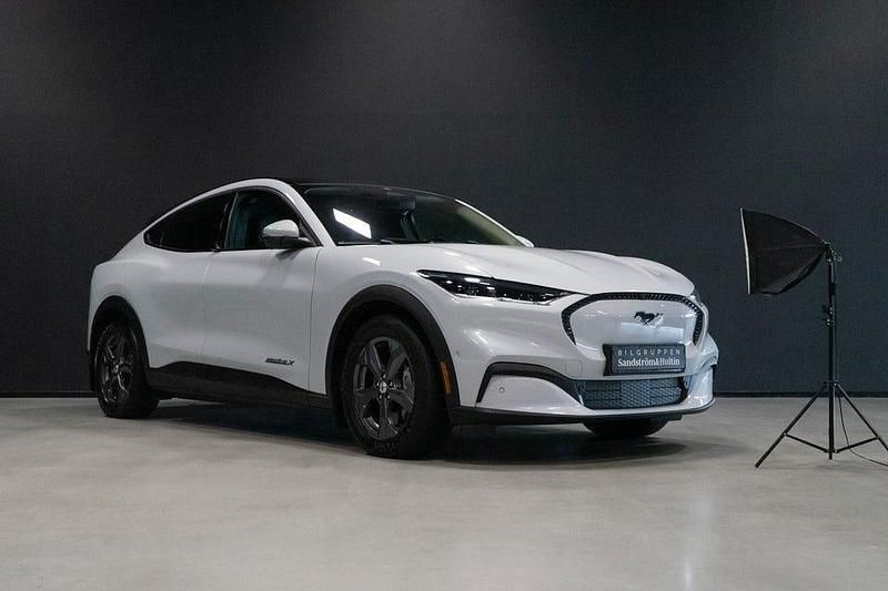 Vit Begagnad 2021 Ford Mustang Mach-E SUV | 339 000 kr (Marknadspris) - Bild 1/4