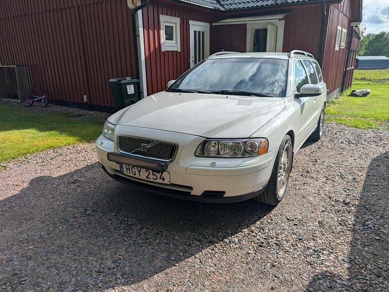 Vit Begagnad 2007 Volvo V70 Kinetic Kombi | 28 000 kr (Marknadspris) - Bild 1/4