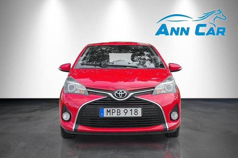 Röd Begagnad 2014 Toyota Yaris Halvkombi | 89 900 kr (Marknadspris) - Bild 1/4