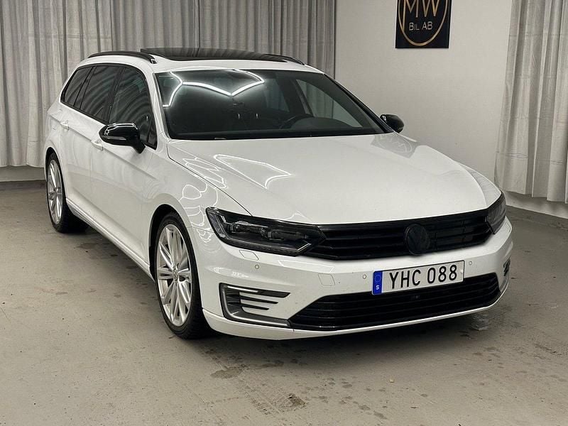 Vit Begagnad 2017 VW Passat GTE Kombi | 149 900 kr (Dyr) - Bild 1/4