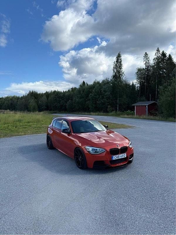 Orange Begagnad 2015 BMW M135 M Performance Halvkombi | 260 000 kr (Marknadspris) - Bild 1/4