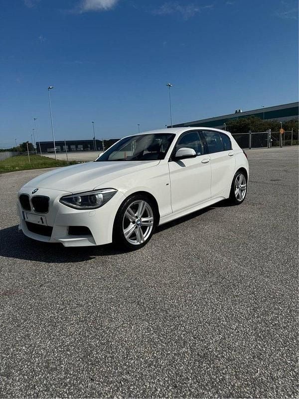 Vit Begagnad 2014 BMW 116 M Sport Halvkombi | 105 000 kr (Marknadspris) - Bild 1/4