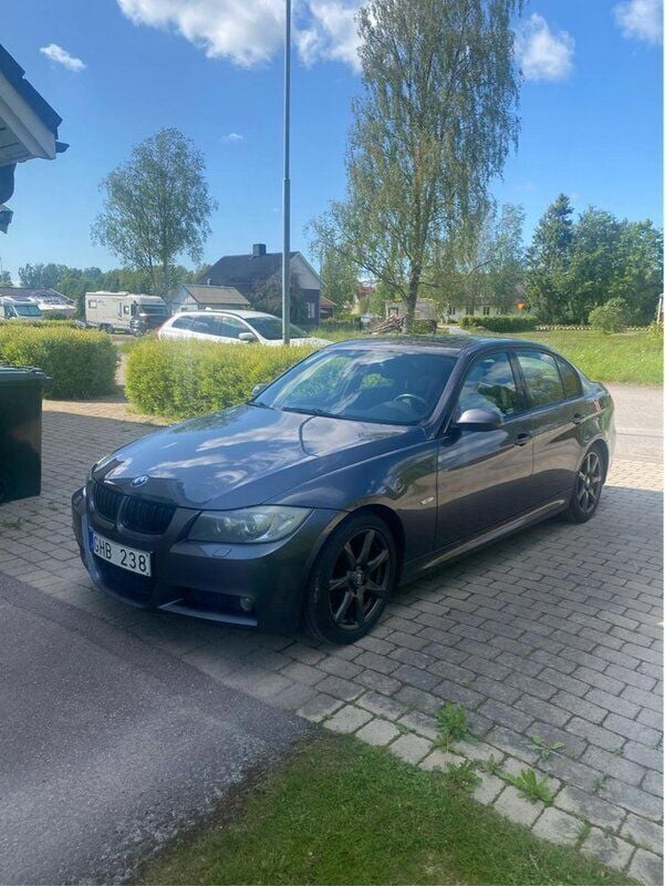 Grå Begagnad 2008 BMW 320 Sedan | 61 000 kr (Marknadspris) - Bild 1/4