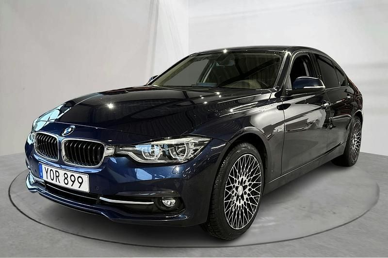 Blå Begagnad 2018 BMW 320 Sport Line Sedan | 244 000 kr (Marknadspris) - Bild 1/4