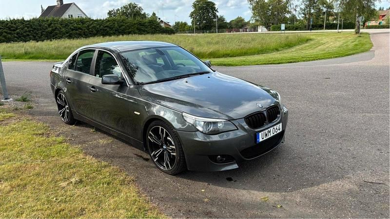 Grå Begagnad 2004 BMW 545 Sedan | 110 000 kr - Bild 1/4