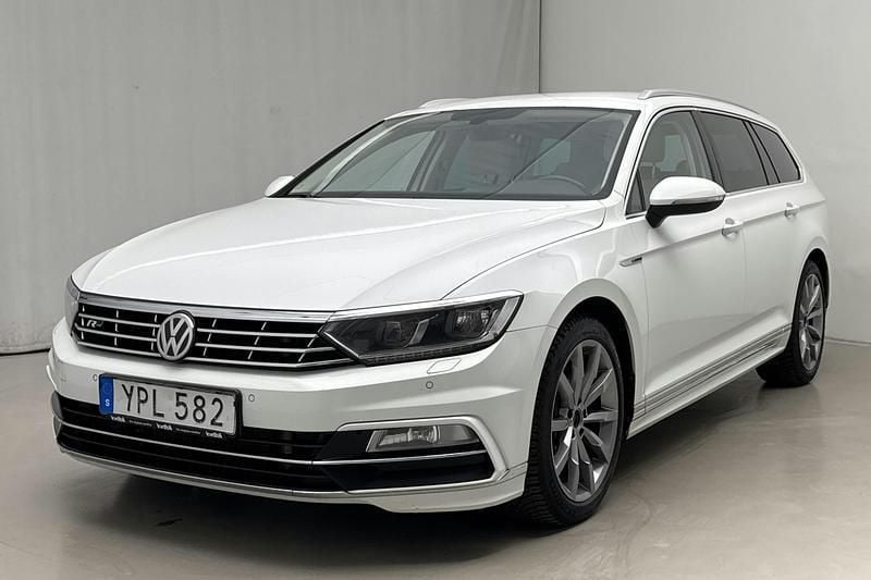 Vit Begagnad 2018 VW Passat GTS Sedan | 195 000 kr (Lite dyr) - Bild 1/4