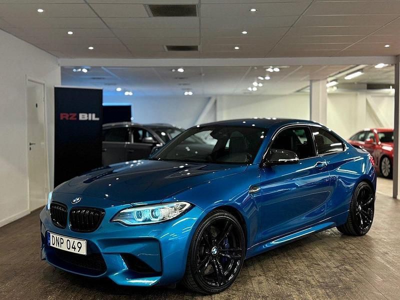 Blå Begagnad 2017 BMW M2 Sportkupé | 424 900 kr (Marknadspris) - Bild 1/4