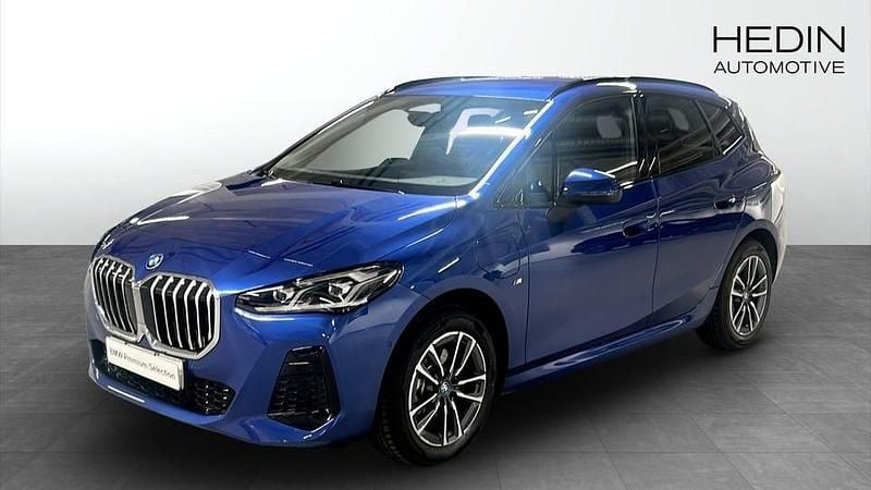 Blå Begagnad 2024 BMW 225 M Sport Kombi | 419 700 kr (Lite dyr) - Bild 1/4