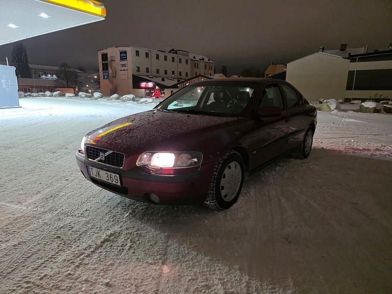 Begagnad 2002 Volvo S60 Sedan | 18 000 kr (Marknadspris) - Bild 1/4