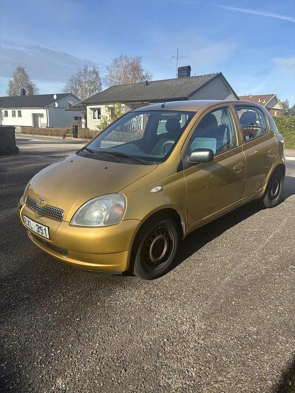 Gul Begagnad 2001 Toyota Yaris Halvkombi | 25 000 kr (Marknadspris) - Bild 1/4