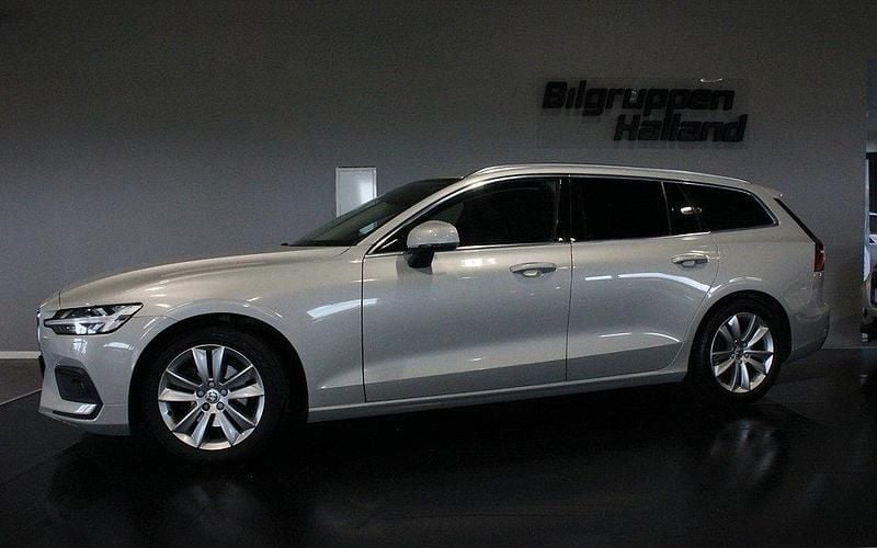 Vit Begagnad 2018 Volvo V60 Momentum Kombi | 209 900 kr (Marknadspris) - Bild 1/4