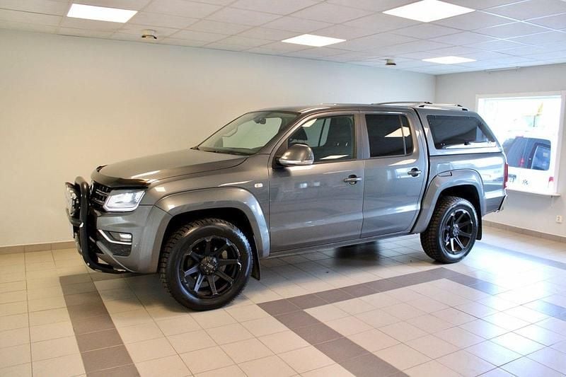 Grå Begagnad 2018 VW Amarok Highline Pickup | 319 900 kr (Marknadspris) - Bild 1/4