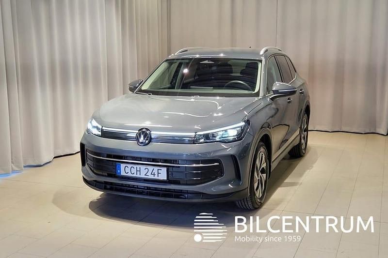 Grå Begagnad 2024 VW Tiguan Life SUV | 369 900 kr (Lite dyr) - Bild 1/4