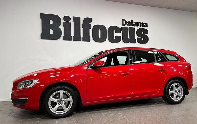 Röd Begagnad 2017 Volvo V60 Kinetic Kombi | 204 000 kr (Marknadspris) - Bild 1/4