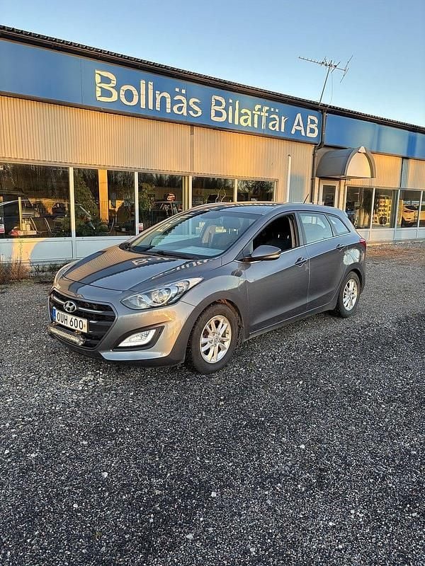 Grå Begagnad 2015 Hyundai i30 Comfort Kombi | 109 000 kr (Marknadspris) - Bild 1/4